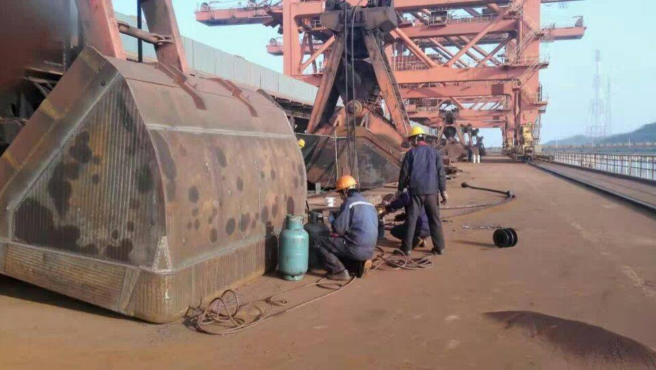 耐磨鋼板在抓斗上的應(yīng)用(圖1) 耐磨鋼板在抓斗上的應(yīng)用(圖1)