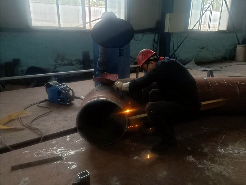 【耐磨管道】韶欣的技術老師正在焊接耐磨管道(圖1) 【耐磨管道】韶欣的技術老師正在焊接耐磨管道(圖1)